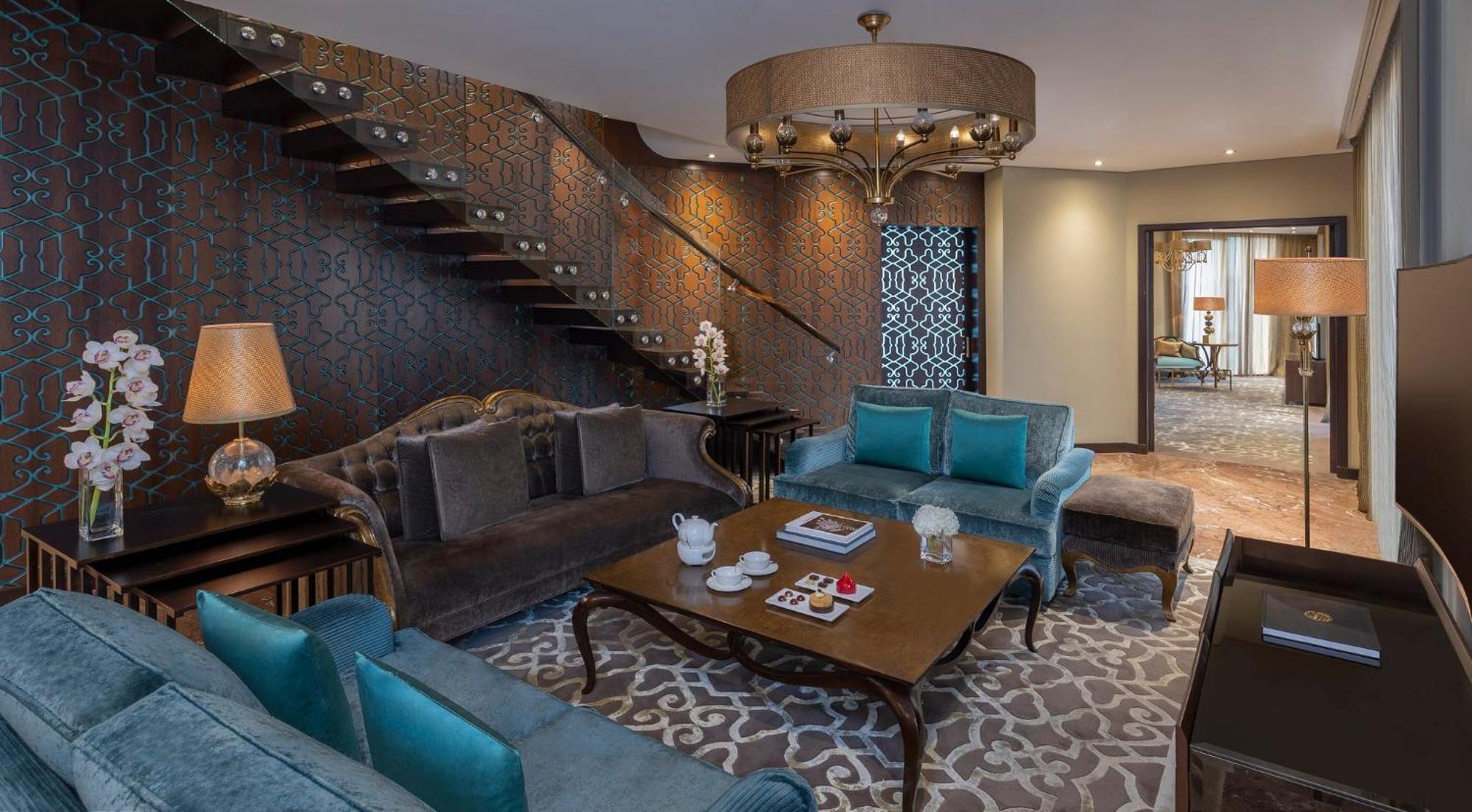 Mandarin Oriental Al Faisaliah, Riadh Exterior foto A living room in a suite at the Jumeirah Emirates Towers Hotel